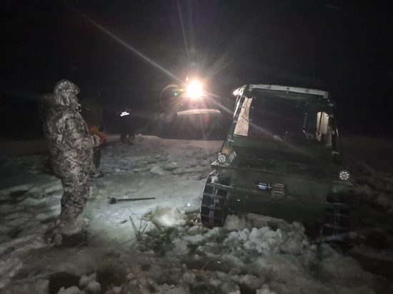 Рыбаки на мотовездеходе не могли выбраться из снежной каши в Карелии