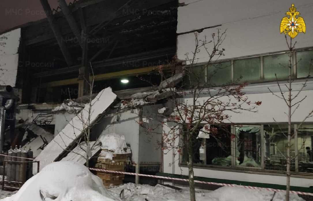 Первые кадры с места разрушения цеха на заводе в Калужской области 