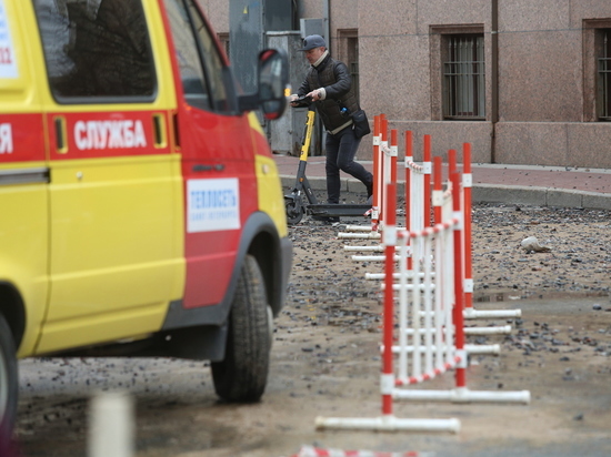 Зольную улицу затопило холодной водой после прорыва трубы