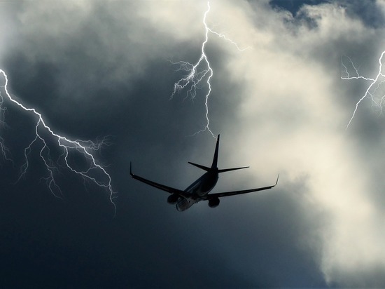 В летевший из Красноярска в Сочи самолет попала молния во время захода на посадку