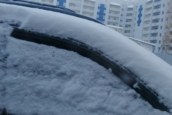 Забыл закрыть машину. Чёрный снег Тверь. Москву завалило снегом 2024 Мерседес в центре. Фото окно завалило снегом.
