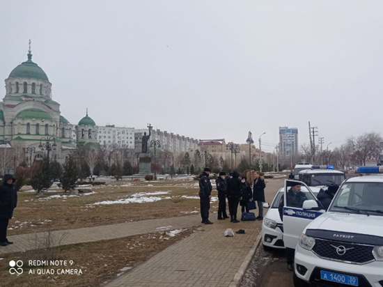 Днем двое мужчин ограбили пенсионера в центре Астрахани
