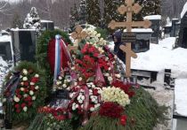 Леонида Куравлева похоронили на Троекуровском кладбище в Москве рядом со скончавшейся в 2012 году женой Ниной, которая была единственной любовью актера - они познакомились на катке, когда оба еще учились в школе