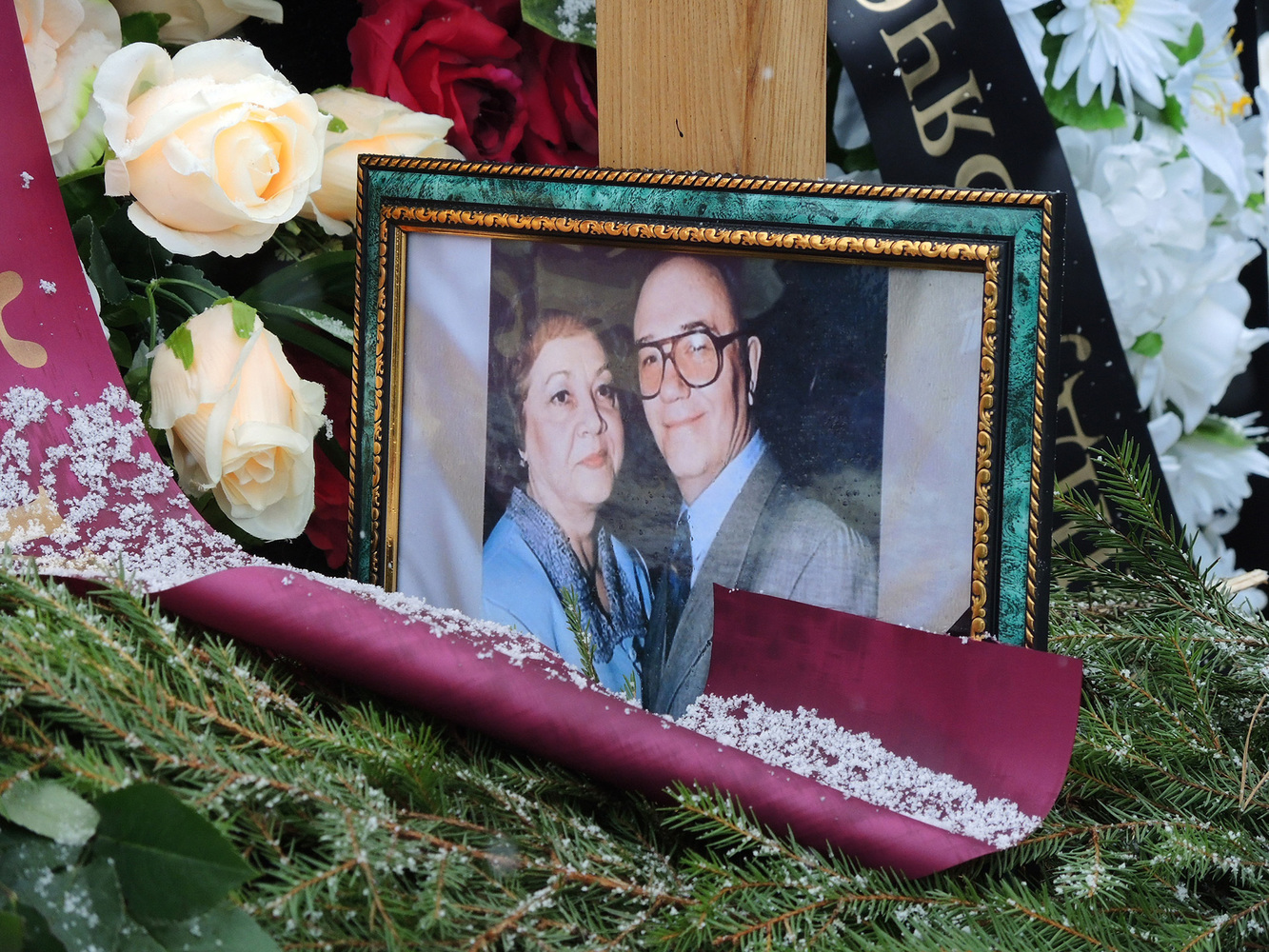 Появились фото семейной могилы Леонида Куравлева на Троекуровском кладбище