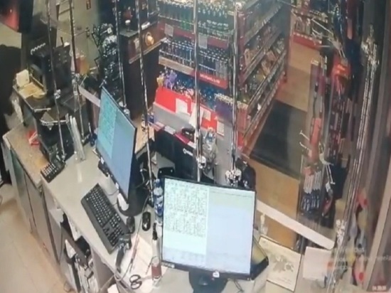 В Новосибирске мужчина украл деньги из кассы АЗС на глазах у персонала