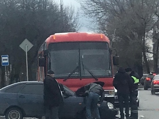 В Ростове автобус столкнулся с легковушкой