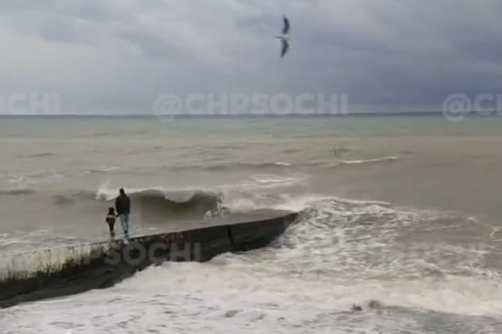 Девушку в сочи унесло волной. Волнорезы в Сочи. Шторм в Сочи. Сочи чуть не смыло. Волнорезы в Сочи фото.