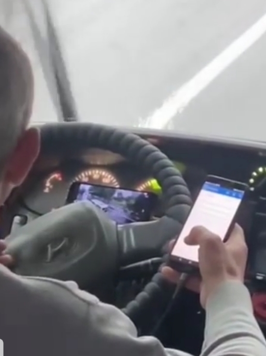 В Сочи поймали водителя автобуса, использовавшего смартфон за рулём