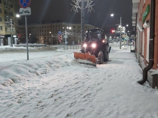 В Смоленске за сутки коммунальщики убрали 210 кубометров снега