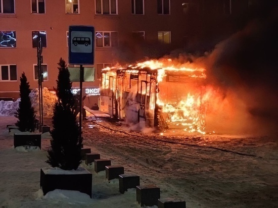 Глава Карелии сообщил, почему загорелся автобус
