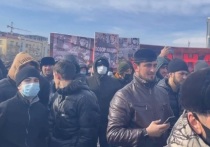В центре Грозного начался митинг, участники которого выдвинули ряд требований к российским властям