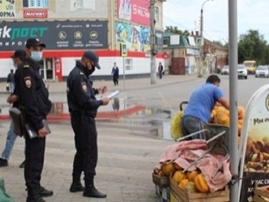 В Астрахани на рынке Большие Исады полицейские изъяли у продавцов контрафактный товар