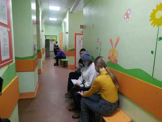 В детских поликлиниках привлекают к работе дополнительных специалистов и волонтеров