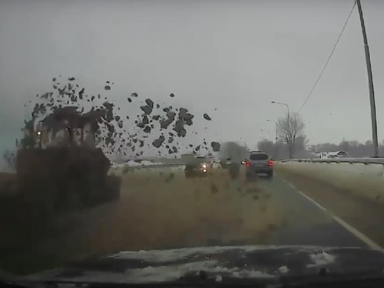 Во Владимире снегоуборочная машина разбила лобовуху легковушке