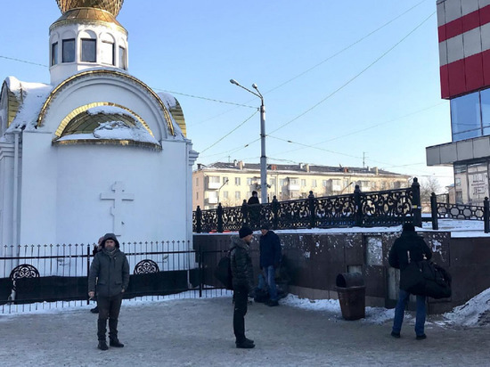 Мэр Новокузнецка поручил разобраться со стихийной курилкой рядом с часовней
