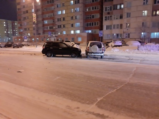 В Новом Уренгое водитель устроил двойное ДТП и попал в больницу