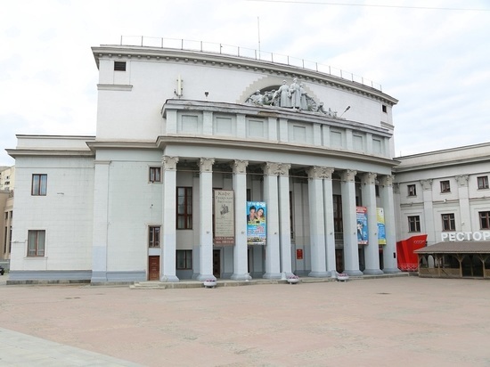 Госохрана памятников подала иск против Дома офицеров со Сталиным на фасаде