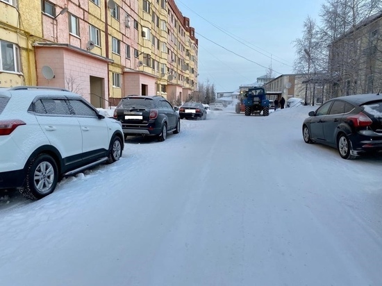 Припаркованные во дворе авто помешали полноценной уборке снега в Пангодах