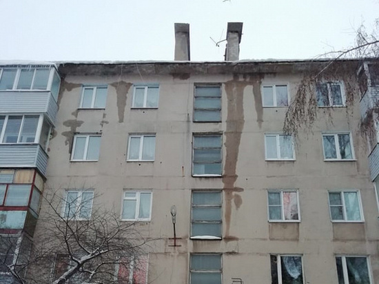 На улице Керамзавода в Рязани жильцы жалуются на текущую крышу