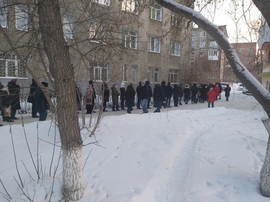 Омичи пожаловались на большие очереди в поликлиниках на сдачу ПЦР-теста