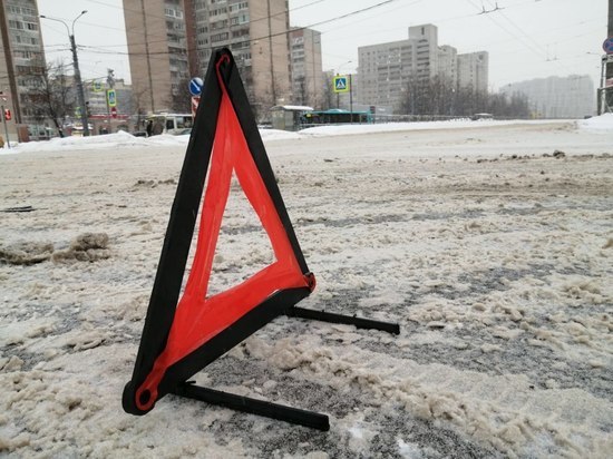 Машины провалились под землю из-за очередного прорыва трубы в Купчино