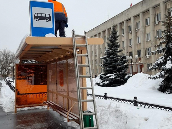 В Туле ежедневно очищают остановки от снега и наледи