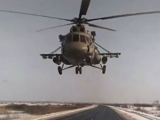 Вертолет полетел в нескольких метрах от машин в Новосибирской области