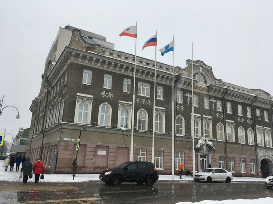 Со здания саратовской мэрии убрали удивившую горожан сосульку