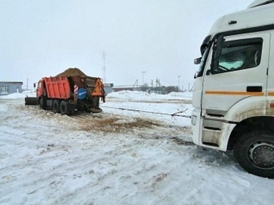 Под Волгоградом дорожники вытащили из снежного плена 3 грузовика