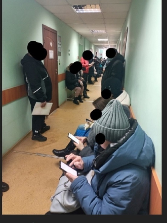«Народу ужас, дистанция не соблюдается»: в соцсетях омичи пожаловались на огромные очереди в службе судебных приставов