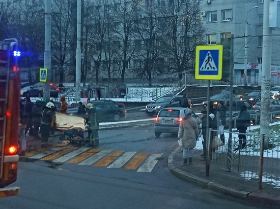 Фура насмерть сбила женщину с ребенком на Московском проспекте