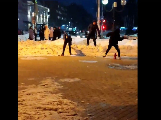 Полиция начала проверку по факту драки на площади Победы в Рязани