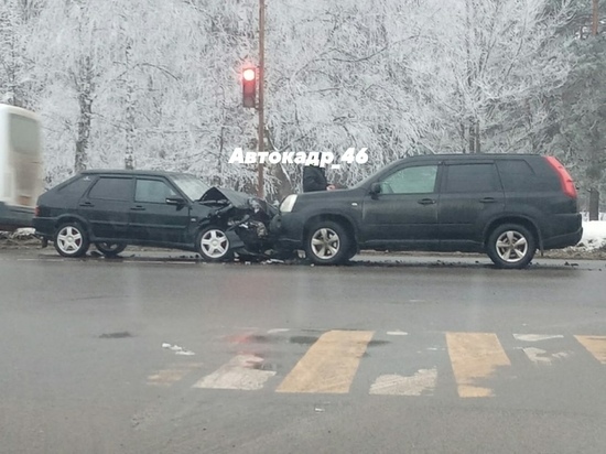 В Курске лоб в лоб столкнулись легковушка и внедорожник