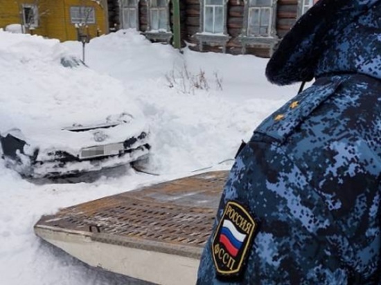 Житель Ярославской области пытался спрятать авто от приставов в сугробе