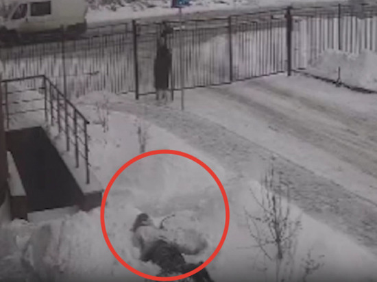 Молодой мужчина погиб при падении с высоты в Новосибирске