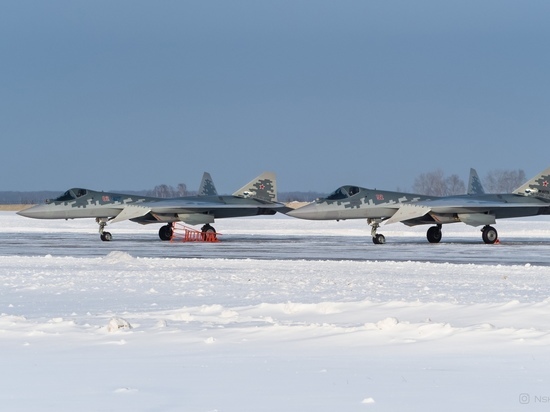 Новенькие Су-57 заметили в новосибирском аэропорту Толмачево