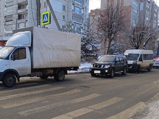 Костромские ДТП: «Пежо»-«Ниссан»- «Газель»