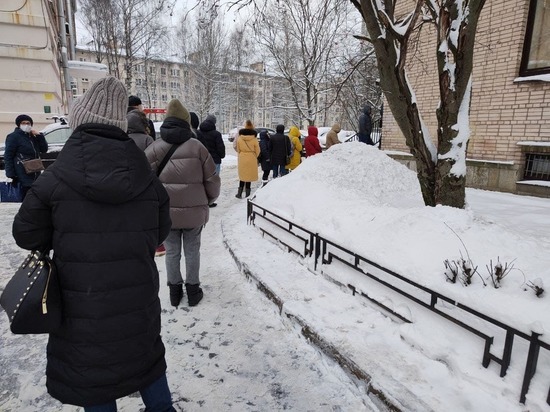 В Смольном объяснили гигантские очереди в городских поликлиниках