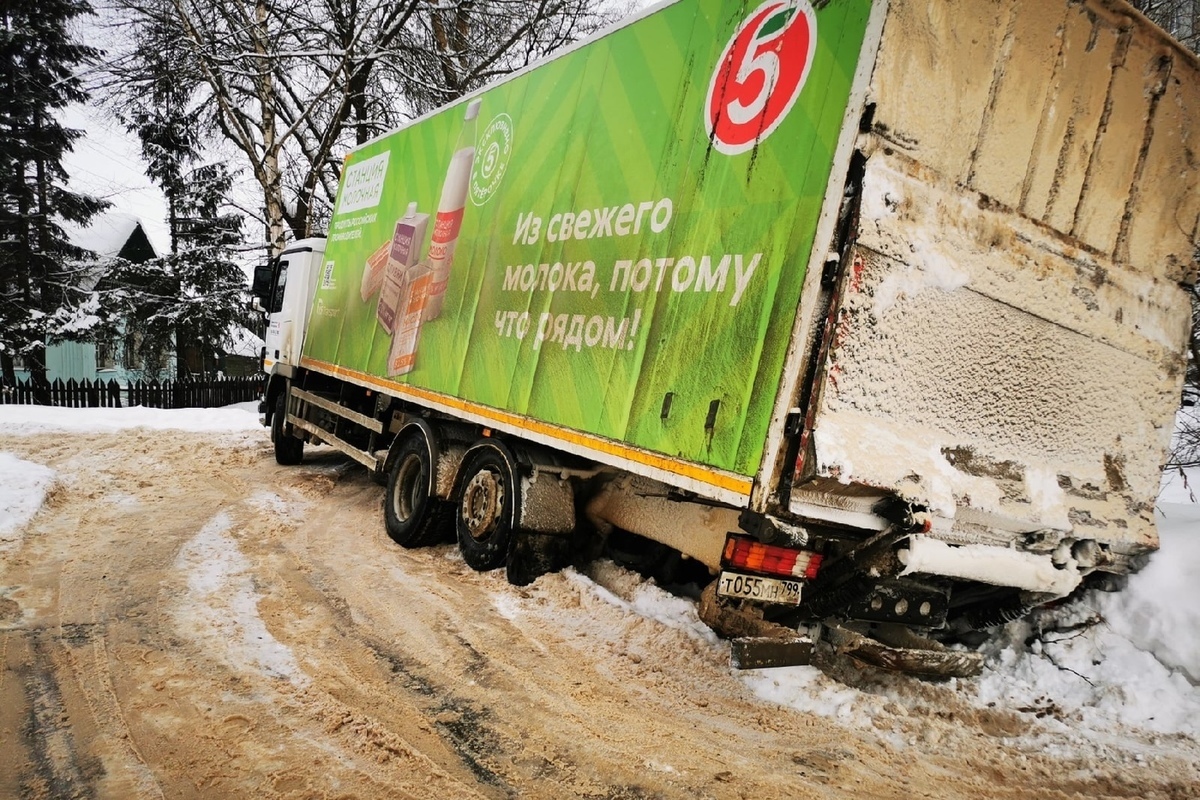 Во дворах Твери застряла фура 