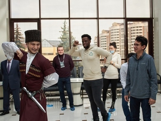 Иностранные студенты научились в Кисловодске азам лезгинки