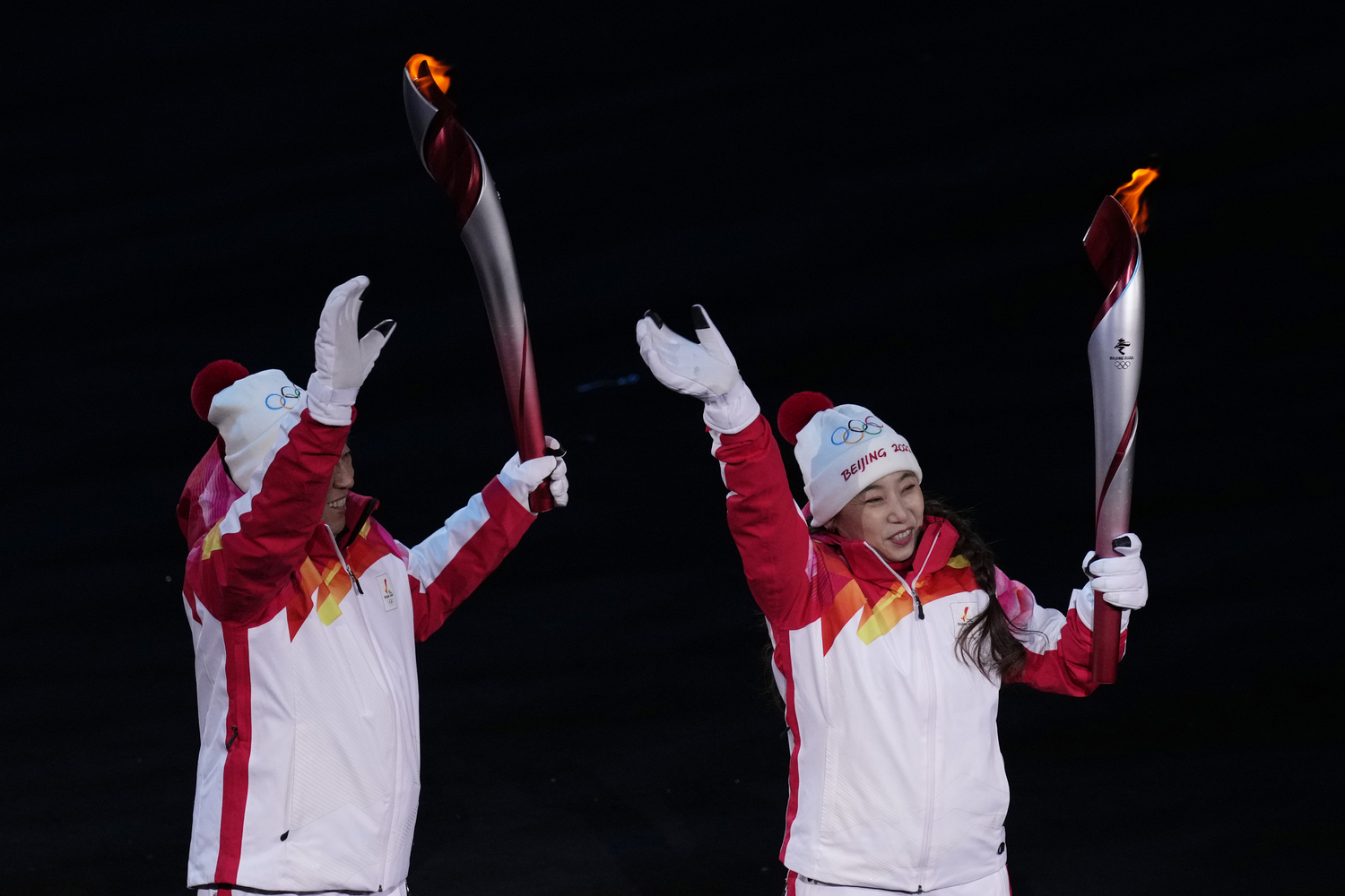 Олимпийский огонь современных игр зажигается. Зажжение олимпийского огня в Пекине на церемонии открытия 2022. Зажжение олимпийского огня 2022. Зажжение олимпийского огня в Пекине 2022. Олимпийский огонь в Пекине 2022 фото.