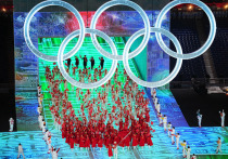 Олимпийские игры традиционно открылись модным показом. Мы, конечно, уже несколько месяцев наблюдали презентации новых коллекций олимпийской формы образца 2022 года, но это все равно, что смотреть наряды «от кутюр» на пластиковых манекенах. Настоящий подиум здесь — на стадионе во время церемонии открытия. В Пекине разочаровали почти все. «МК-Спорт» приговаривает создателей спортивно-торжественной одежды к пересмотру своих взглядов на внешний вид атлетов.