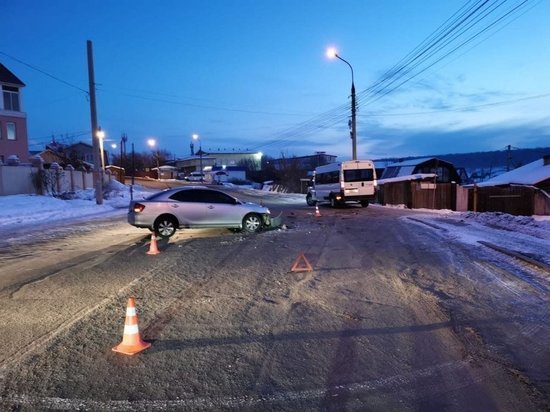 В Иркутске столкнулись маршрутка № 27 и Toyota Allion