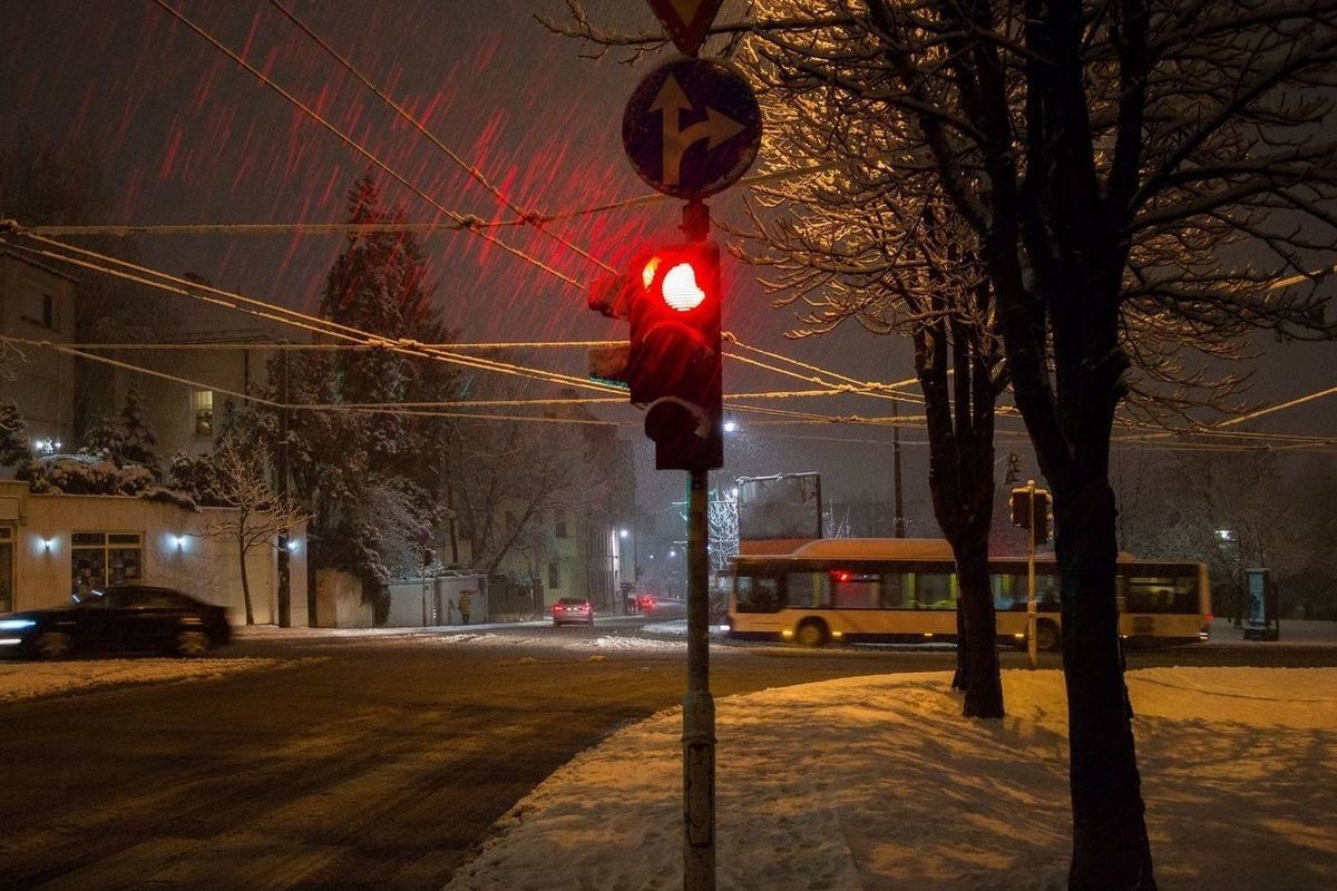 Перед светофором. Светофор на улице. Новые светофоры. Светофор в России. Светофор для машин.