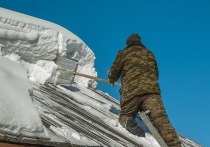В Белгороде индивидуальный предприниматель подрядился чистить крыши от снега и привлек на эти работы своего знакомого, который сорвался с крыши пятиэтажного дома и разбился насмерть