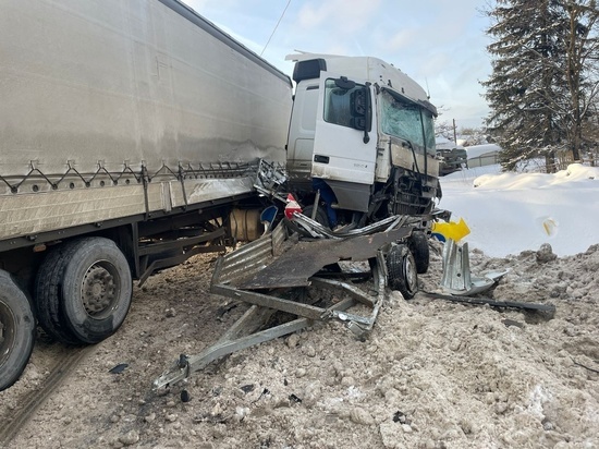 Серьезная авария на М-10 в Тверской области: фура раздавила «Газель» дорожных рабочих