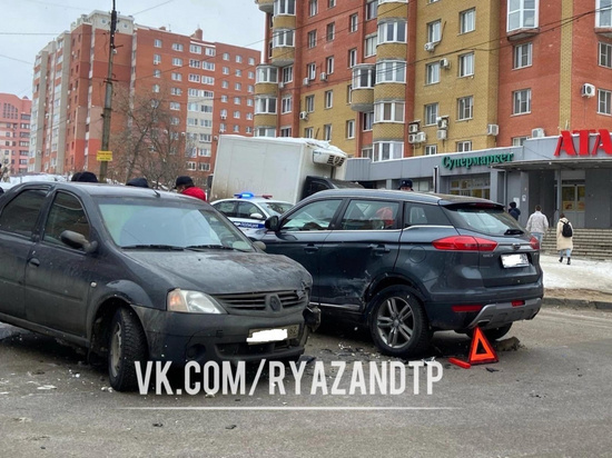 В ДТП с участием Renault Logan и Geely в Рязани никто не пострадал
