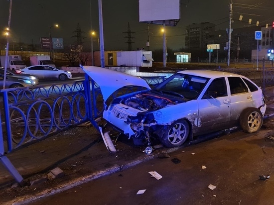 В Астрахани пьяный водитель на «Ладе» влетел в дорожное ограждение