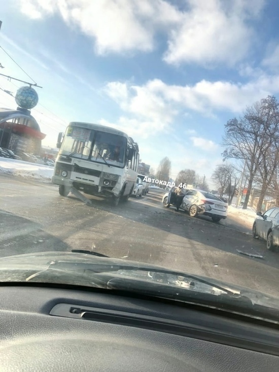 В Курске такси врезалось в маршрутный ПАЗ с пассажирами