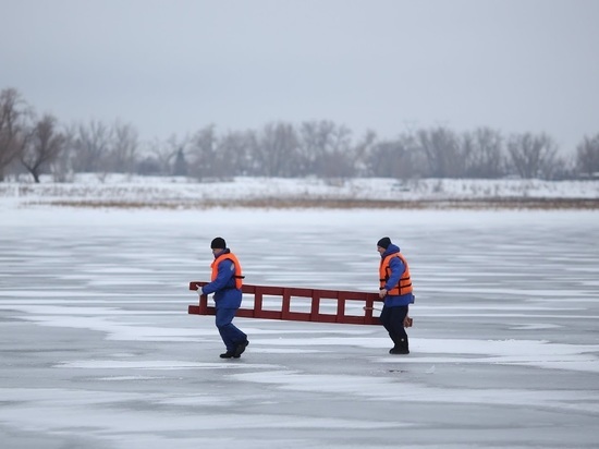 На реке в Волгоградской области УАЗ провалился под лед